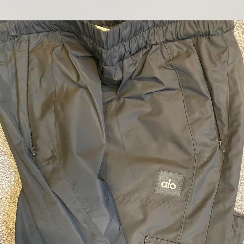 ALO Yoga Men's Dark Cargo Pants - Picture 5 of 6